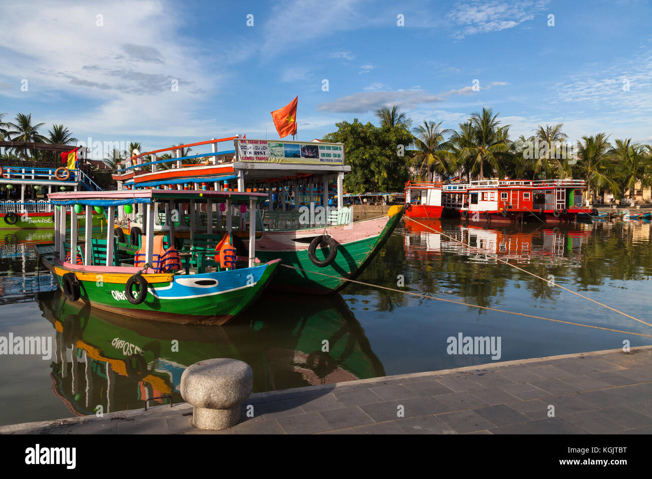 Tôt le matin à Hoi An, ville ancienne rivière canal, au Vietnam. Les petits ferries et bateaux de touristes de se préparer pour la journée. Banque D'Images