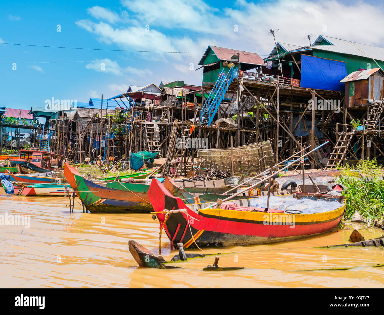 Des bateaux et des maisons sur pilotis à kampong phluk village flottant, Tonle Sap lake, la province de Siem Reap, Cambodge Banque D'Images