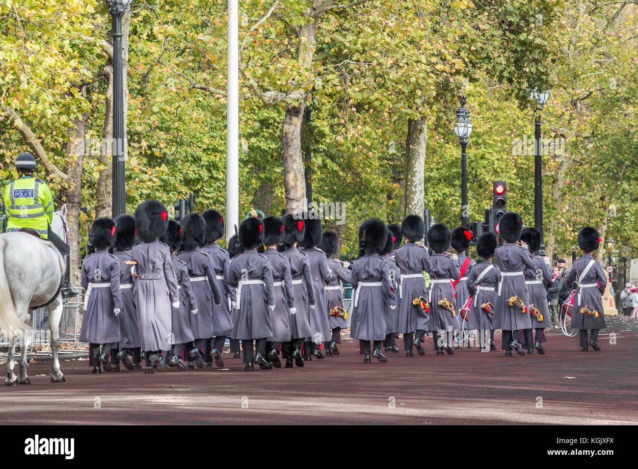 Des soldats de la corps de tambours 1er bataillon Coldstream Guards mars le long du mall sur leur façon de changer la garde au Palais St James, Londres, sunda Banque D'Images