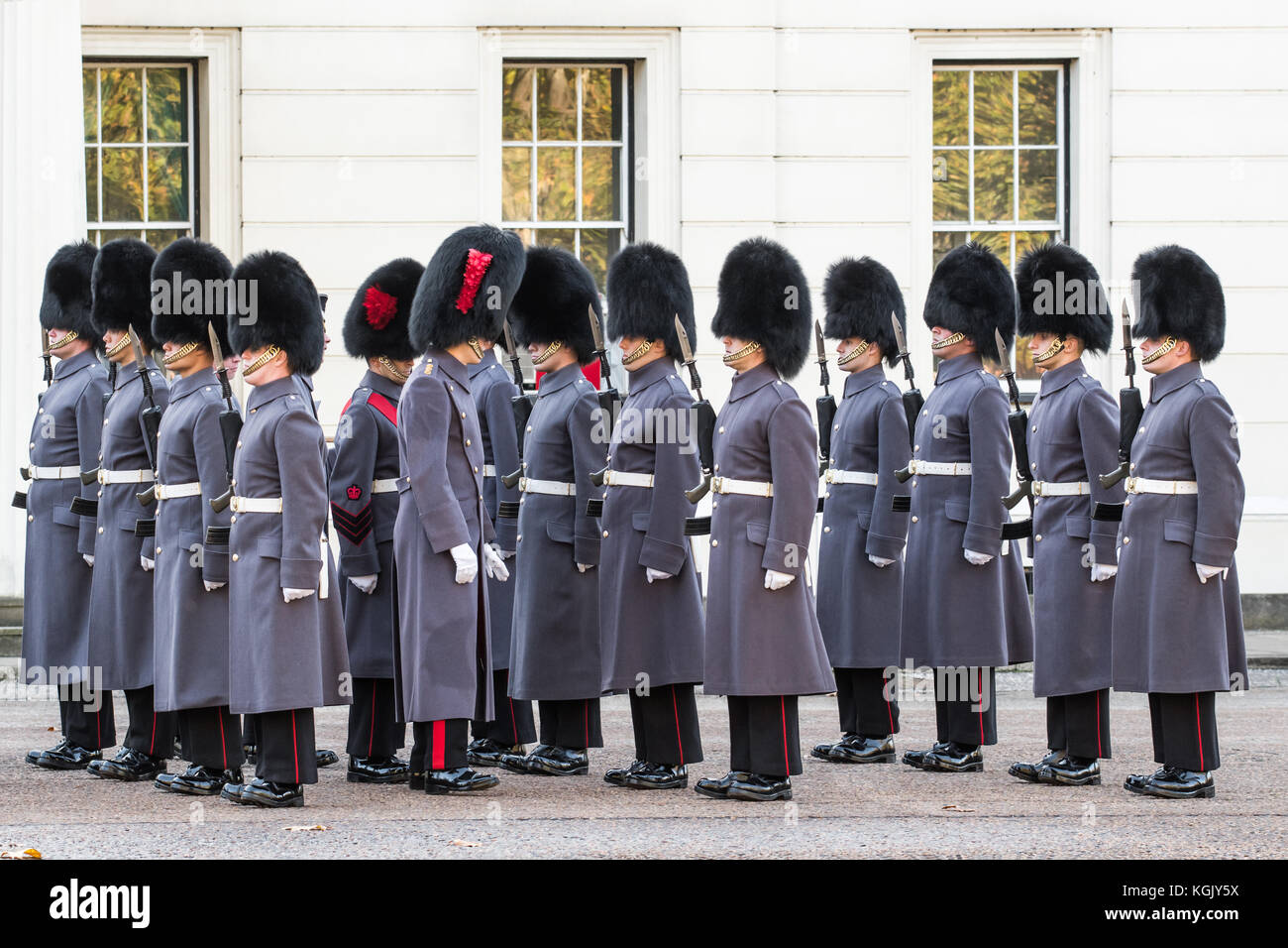 L'inspection des soldats du 1st Battalion Coldstream Guards par leur capitaine sur le grand défilé de la caserne Wellington avant le changement de garde côtière canadienne Banque D'Images