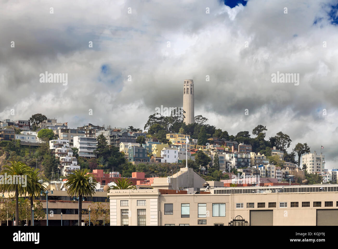 Maisons sur Telegraph Hill par la Coit Tower à San Francisco, Californie Banque D'Images