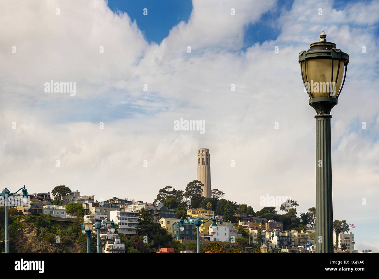 Avis de Telegraph Hill et la Coit Tower à partir de la jetée par un lampadaire à San Francisco, Californie Banque D'Images