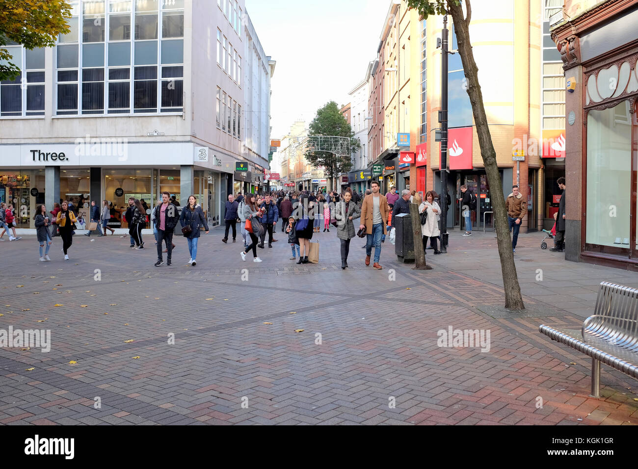 Nottingham, Nottinghamshire, Angleterre. novembre 05, 2017. prises de high street à la recherche vers le bas sur une rue clumber dimanche de novembre à Nottingham en nott Banque D'Images