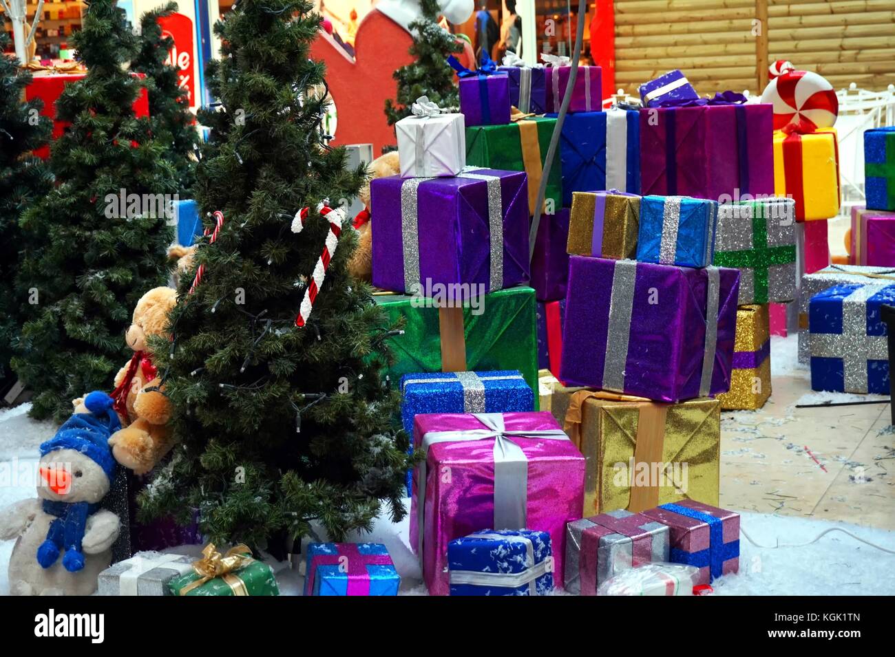 Noël Nouvel An Et Shopping Concept Joyeux Homme Noir Secret Santa Tenant  Des Cadeaux De Noël Et Sm