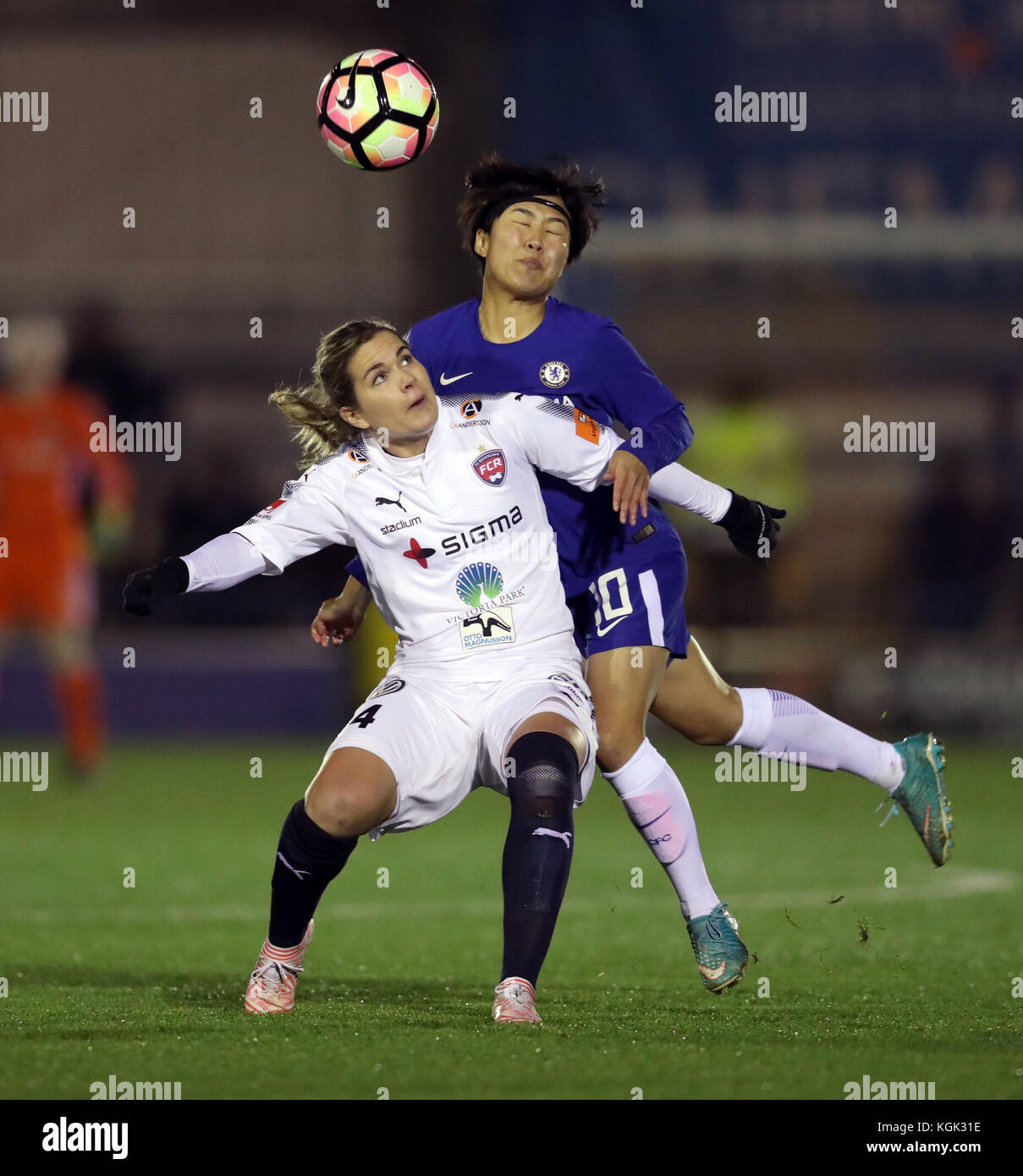 Ji So-Yun de Chelsea (à droite) et Hanna Folkesson du FC Rosengard pour la bataille du ballon lors de l'UEFA Women's Champions League Last 16, match First Leg au Cherry Red Records Stadium, Londres. Banque D'Images