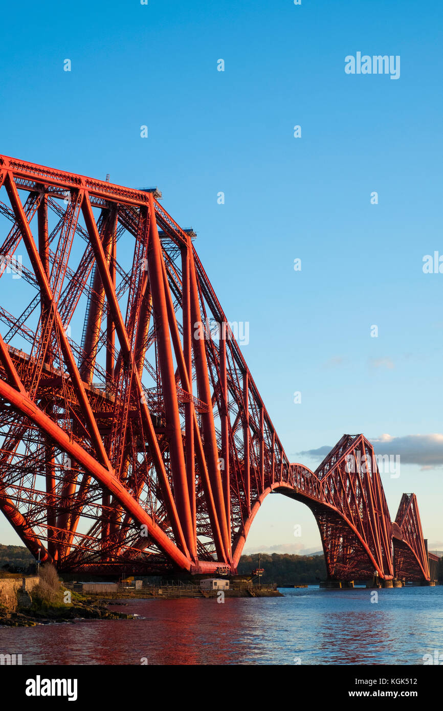 Vue du célèbre pont Forth Rail enjambant le Firth of Forth entre Fife et West Lothian en Écosse, Royaume-Uni. Banque D'Images