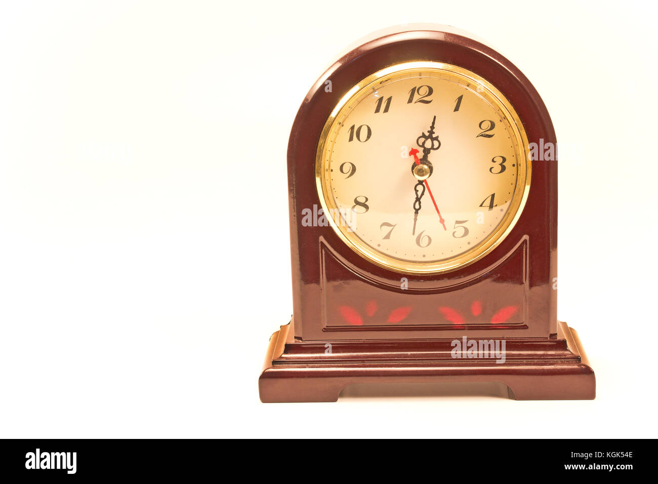 Horloge ancienne dans cadre en bois isolé sur blanc Banque D'Images