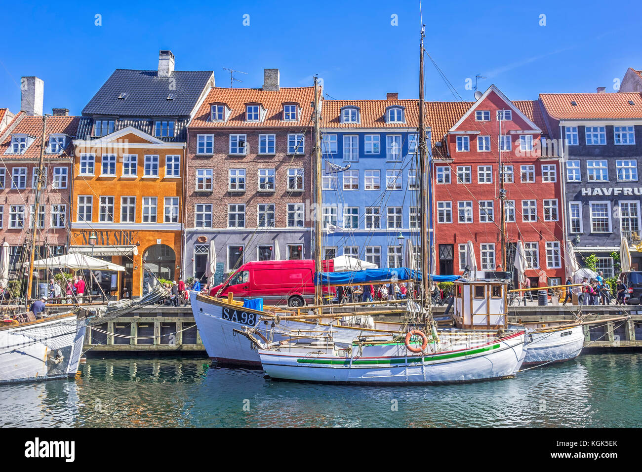 Bateaux dans le canal de Nyhavn nyhavn Copenhague Danemark Banque D'Images