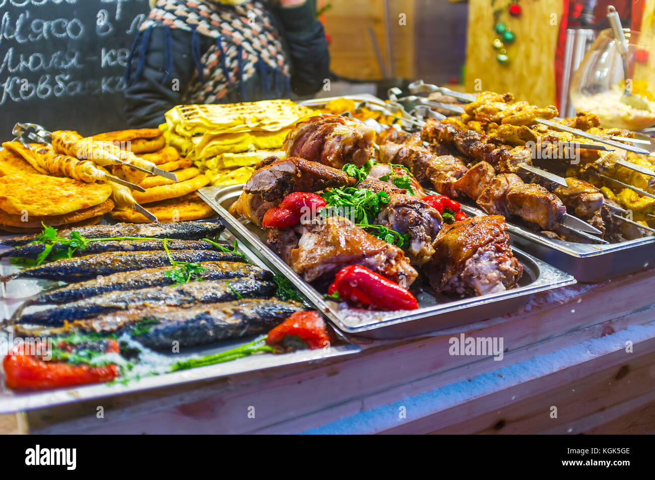 Sex préparé des grillades de viande et de poisson sur le comptoir d'food à Noël à Kiev, Ukraine Banque D'Images