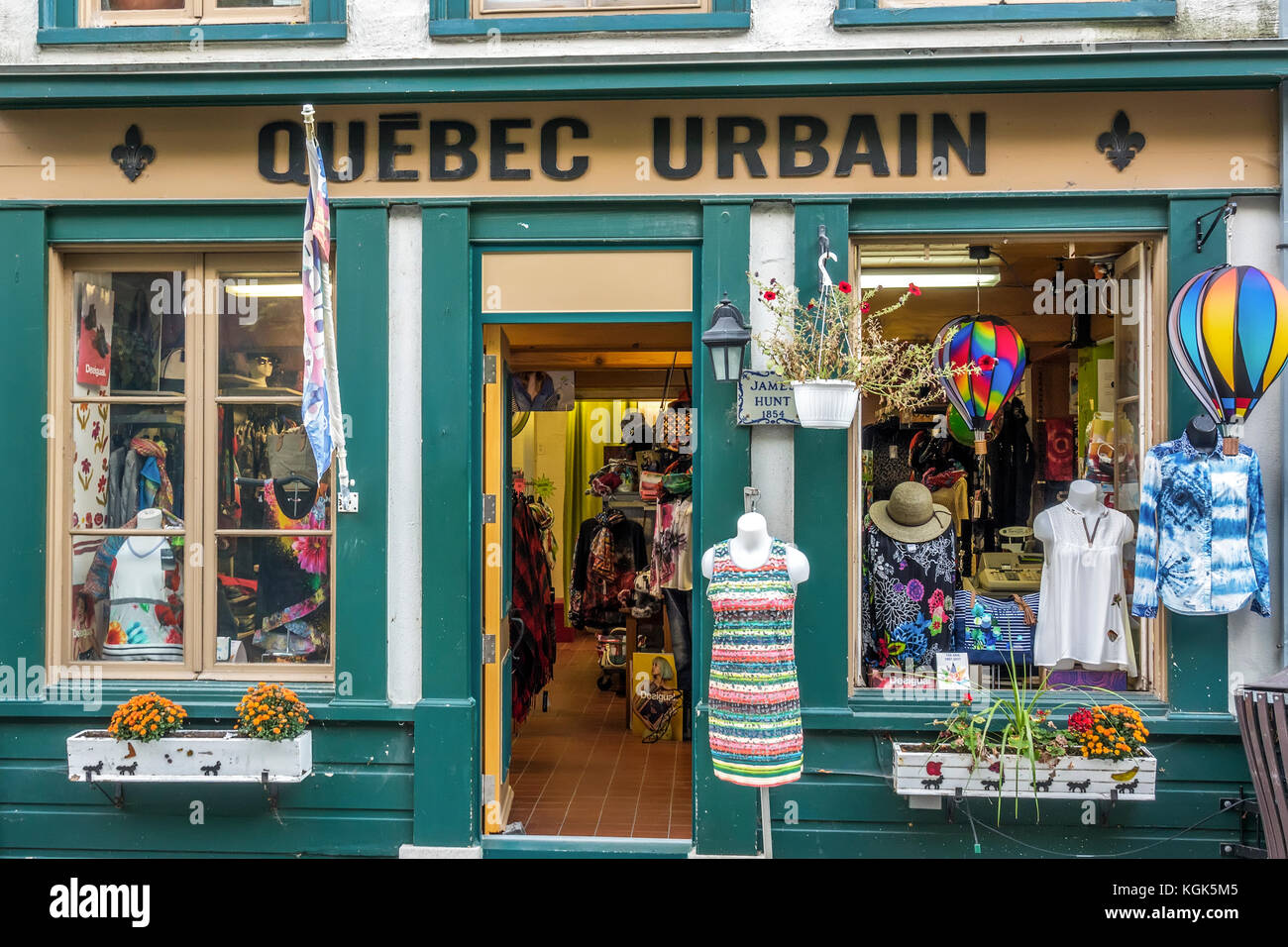 Boutique colorée dans le Vieux Québec, Canada Banque D'Images