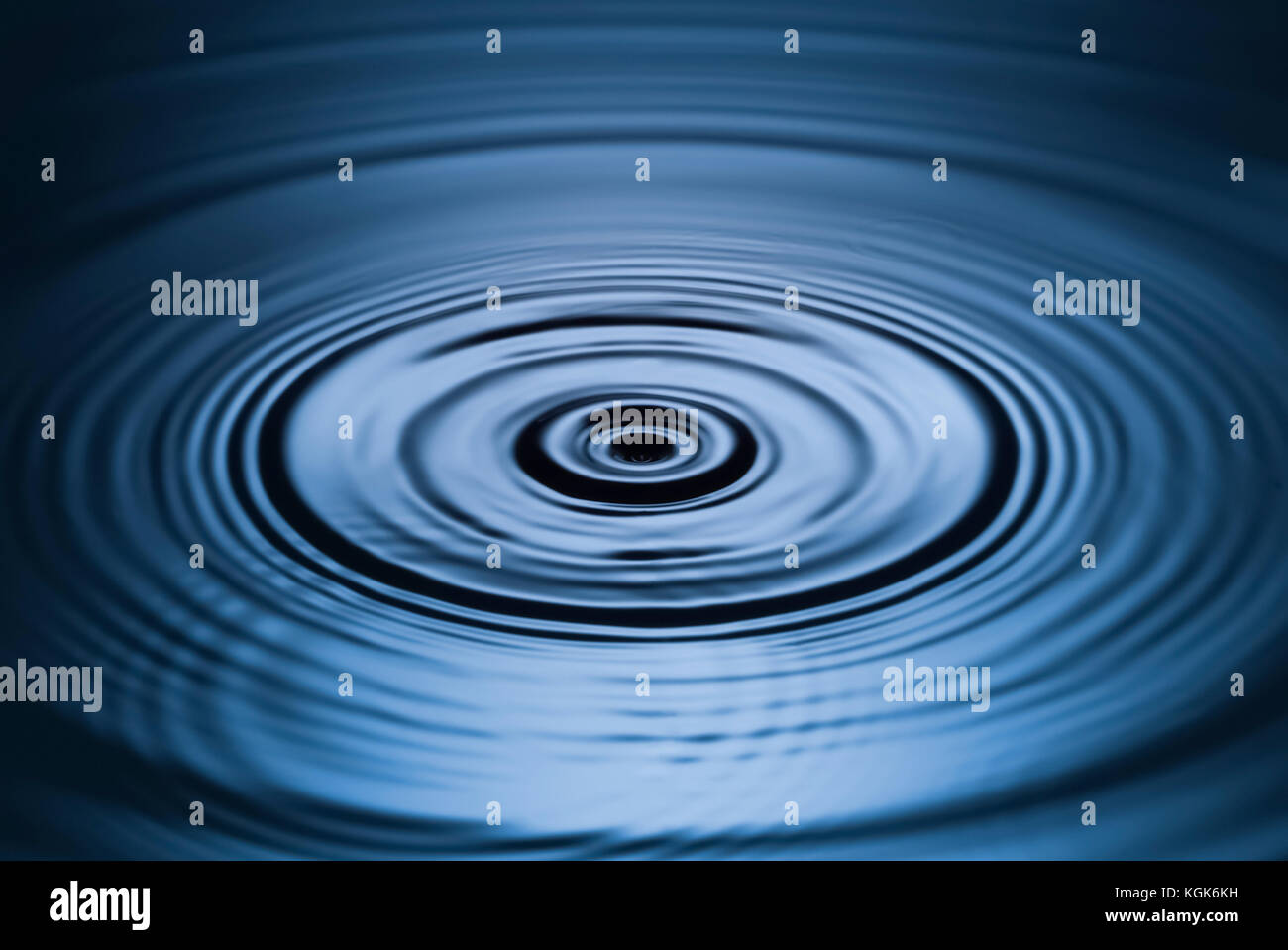 L'eau qui goutte ou de l'eau (vagues) des vagues de l'eau. l'eau coloré Banque D'Images