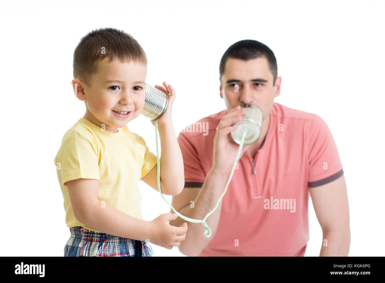 Le père et l'enfant ayant un appel téléphonique avec les boîtes de conserve Banque D'Images