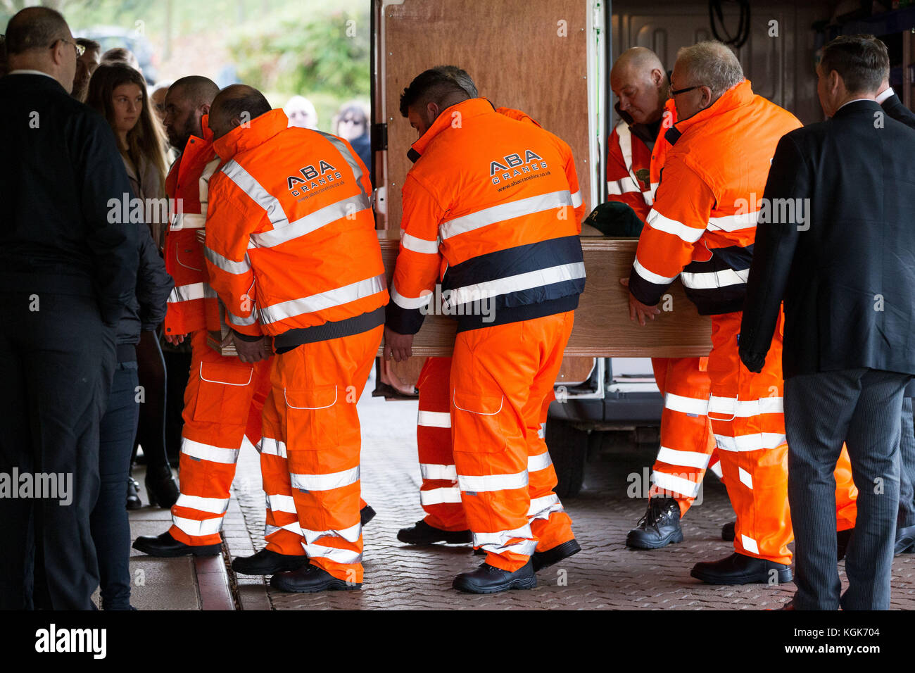 Le personnel de l'équipe de location de grue ABA transporte le cercueil de Ben Lawton dans le crématorium de Streetly à Walsall pour ses funérailles. Les 35 ans qui avaient de graves difficultés d'apprentissage ont accueilli les chauffeurs de grues tous les matins et soir pendant 20 ans, passant par les portes de l'entreprise jusqu'à sa mort en octobre. Banque D'Images