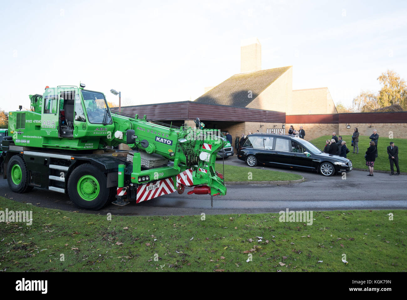 Une grue de l'ABA Crane loue à l'extérieur du crématorium de Streetly à Walsall après avoir participé à une procession pour les funérailles de Ben Lawton.Les 35 ans qui avaient de graves difficultés d'apprentissage ont accueilli les chauffeurs de grues tous les matins et soir pendant 20 ans, passant par les portes de l'entreprise jusqu'à sa mort en octobre. Banque D'Images