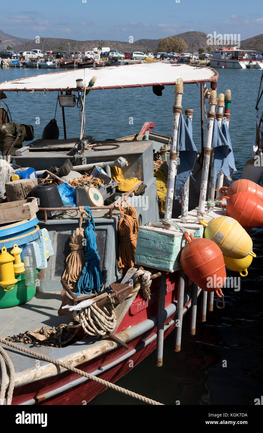 Elounda, Crète, Grèce. Octobre 2017. L'équipement de pêche sur un petit bateau de pêche commerciale dans le port d'Elounda. Banque D'Images