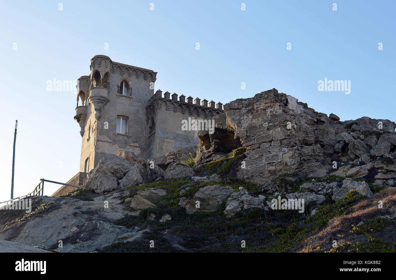 Tarifa est le règlement le plus au sud de l'Europe continentale. santa catalina est une tour d'observation dans le style d'un château du 16ème siècle. Banque D'Images