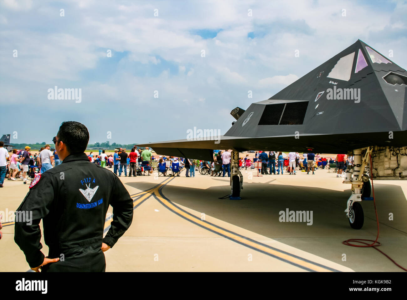 Homme non identifié par Lockheed F-117 nighthawk à la base aérienne de Barksdale. Depuis 1933, la base a été invitant le public Banque D'Images