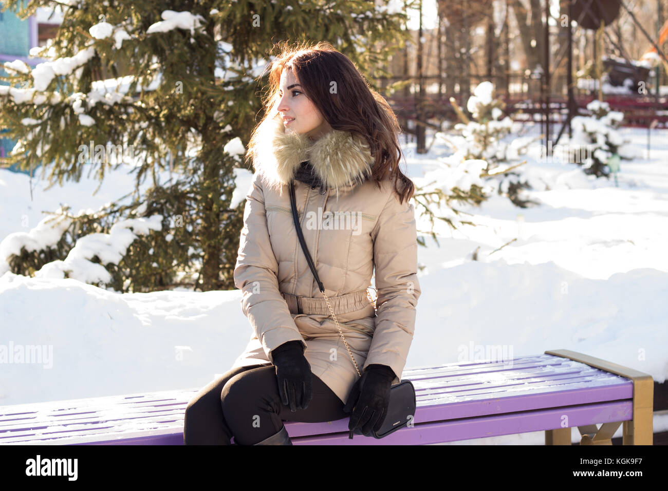 Jeune beauté femme dans winter park Banque D'Images