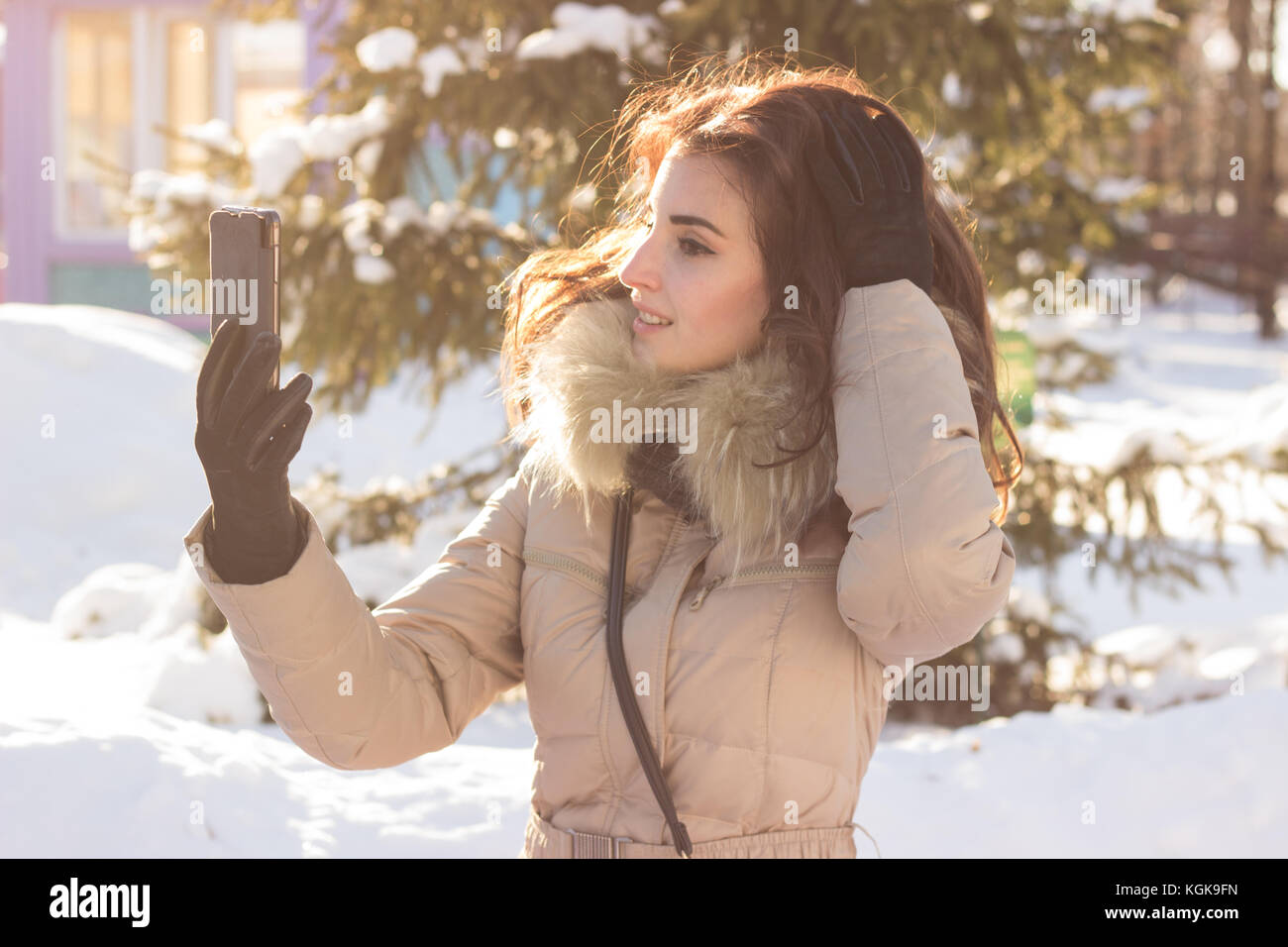 Jeune beauté femme dans winter park Banque D'Images