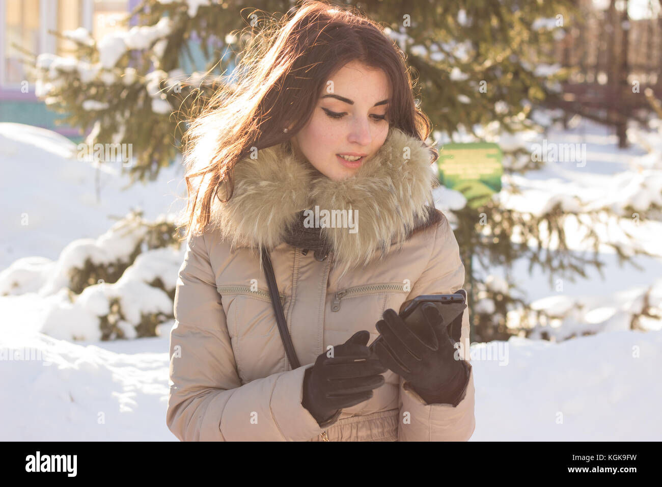 Jeune beauté femme dans winter park Banque D'Images