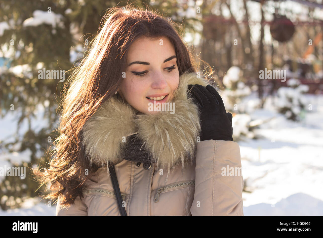 Jeune beauté femme dans winter park Banque D'Images