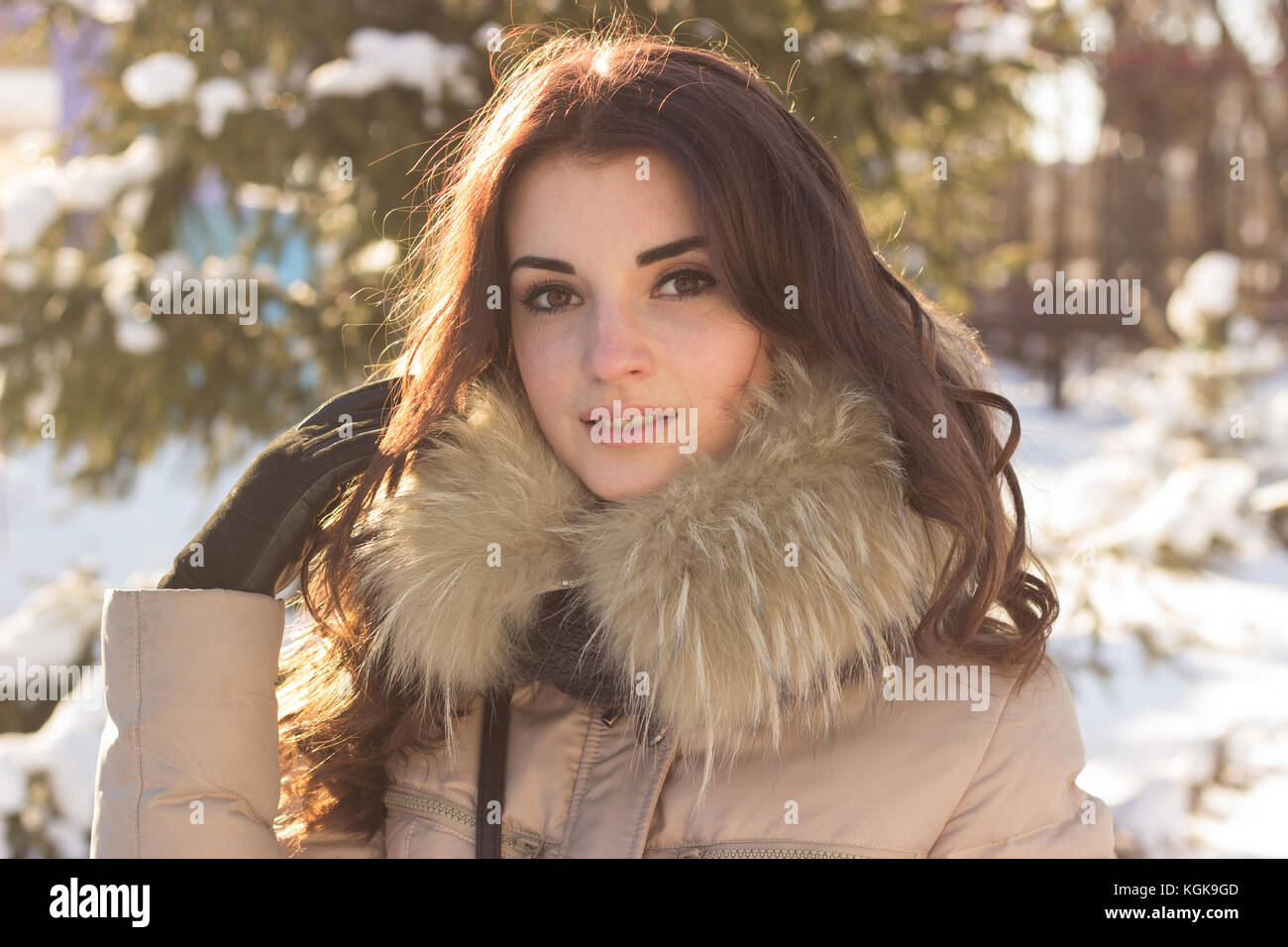 Jeune beauté femme dans winter park Banque D'Images