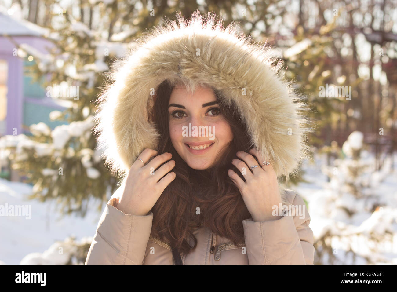 Jeune beauté femme dans winter park Banque D'Images
