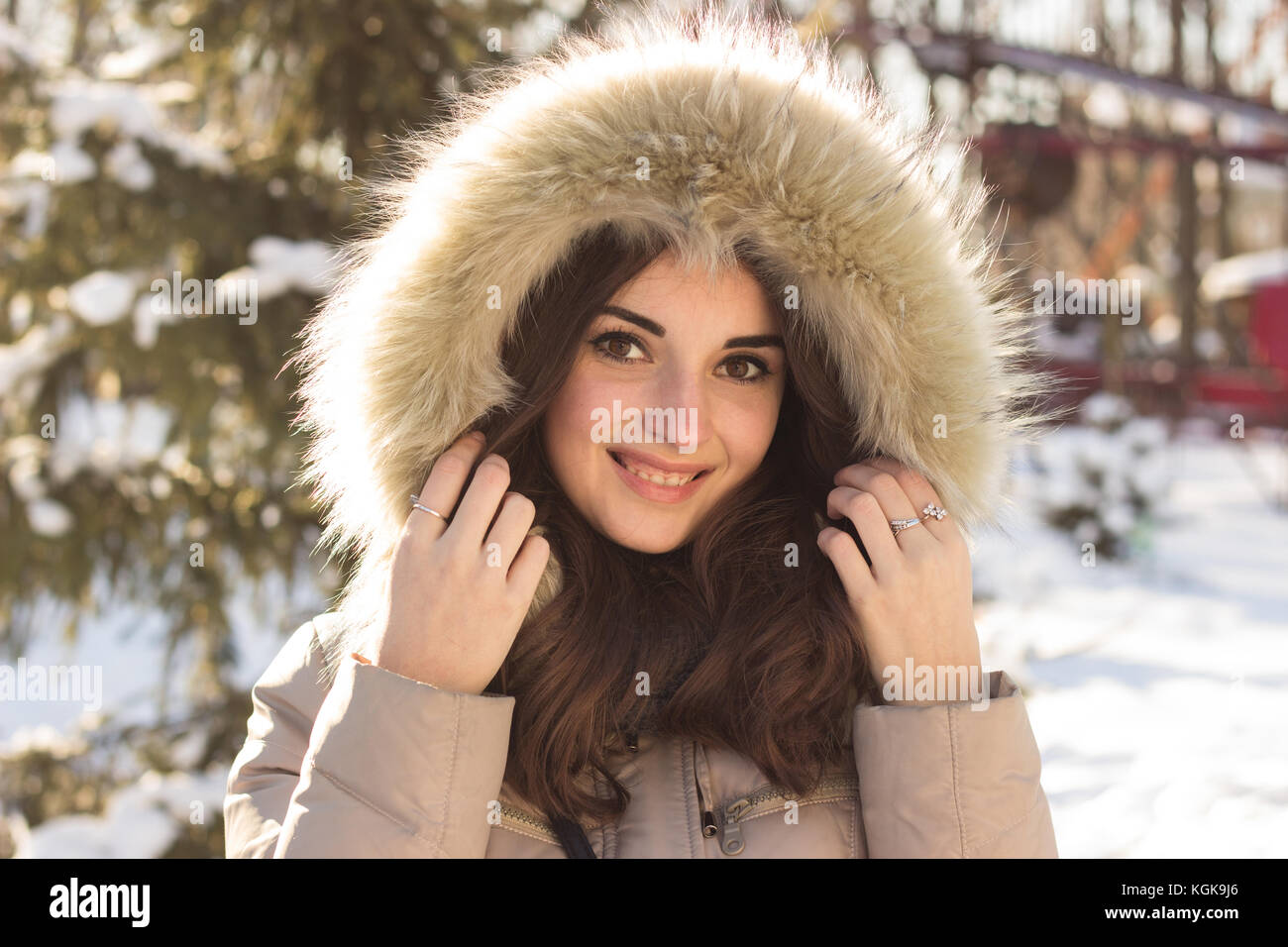 Jeune beauté femme dans winter park Banque D'Images