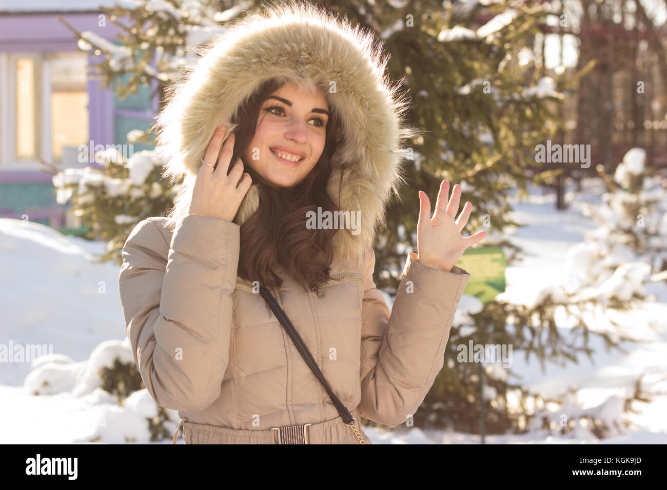 Jeune beauté femme dans winter park Banque D'Images