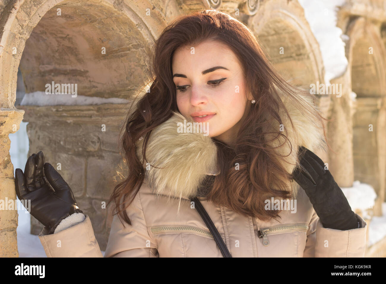 Jeune beauté femme dans winter park Banque D'Images