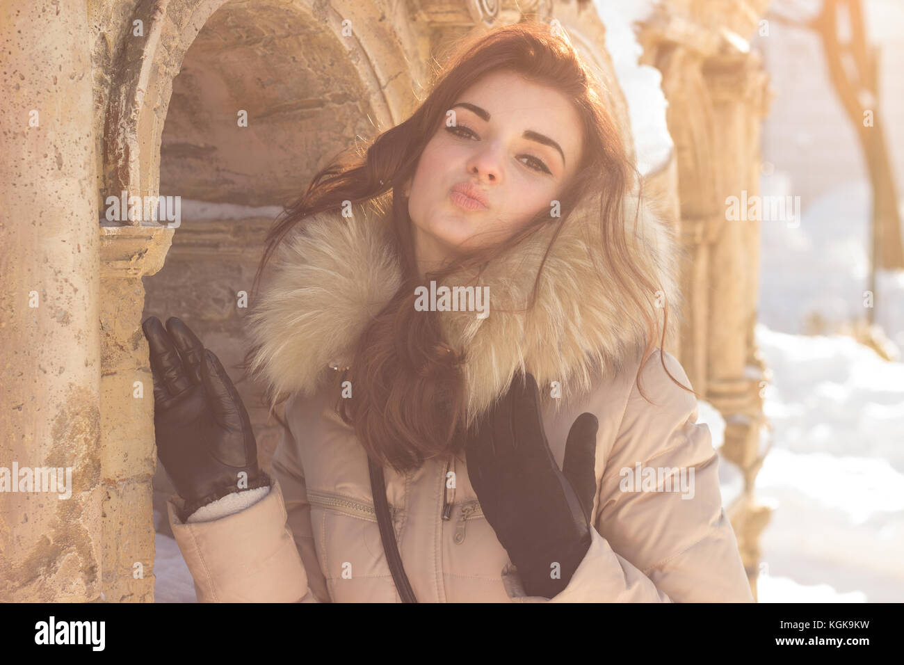 Jeune beauté femme dans winter park Banque D'Images