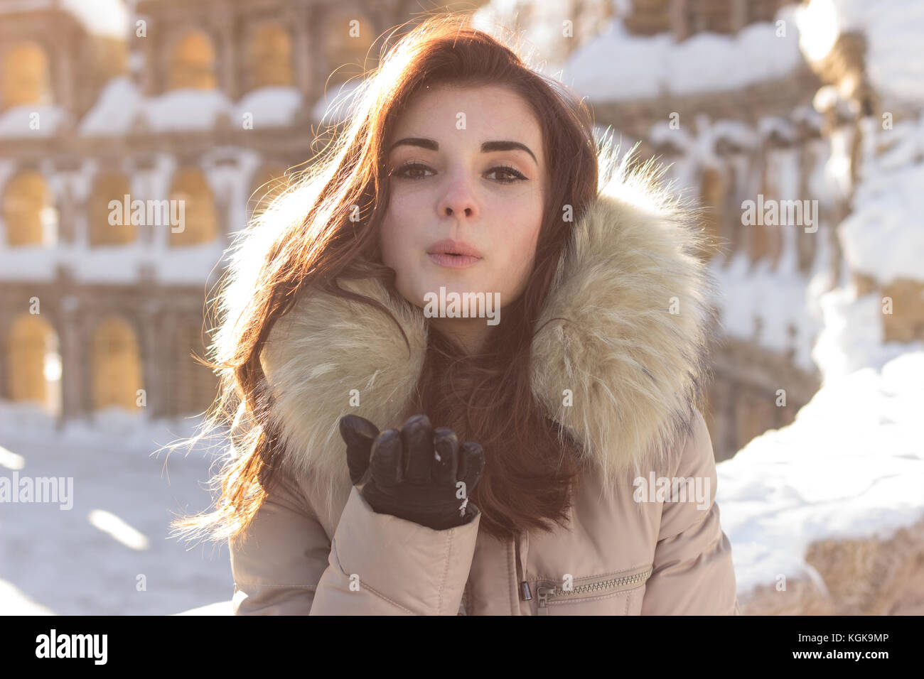 Jeune beauté femme dans winter park Banque D'Images