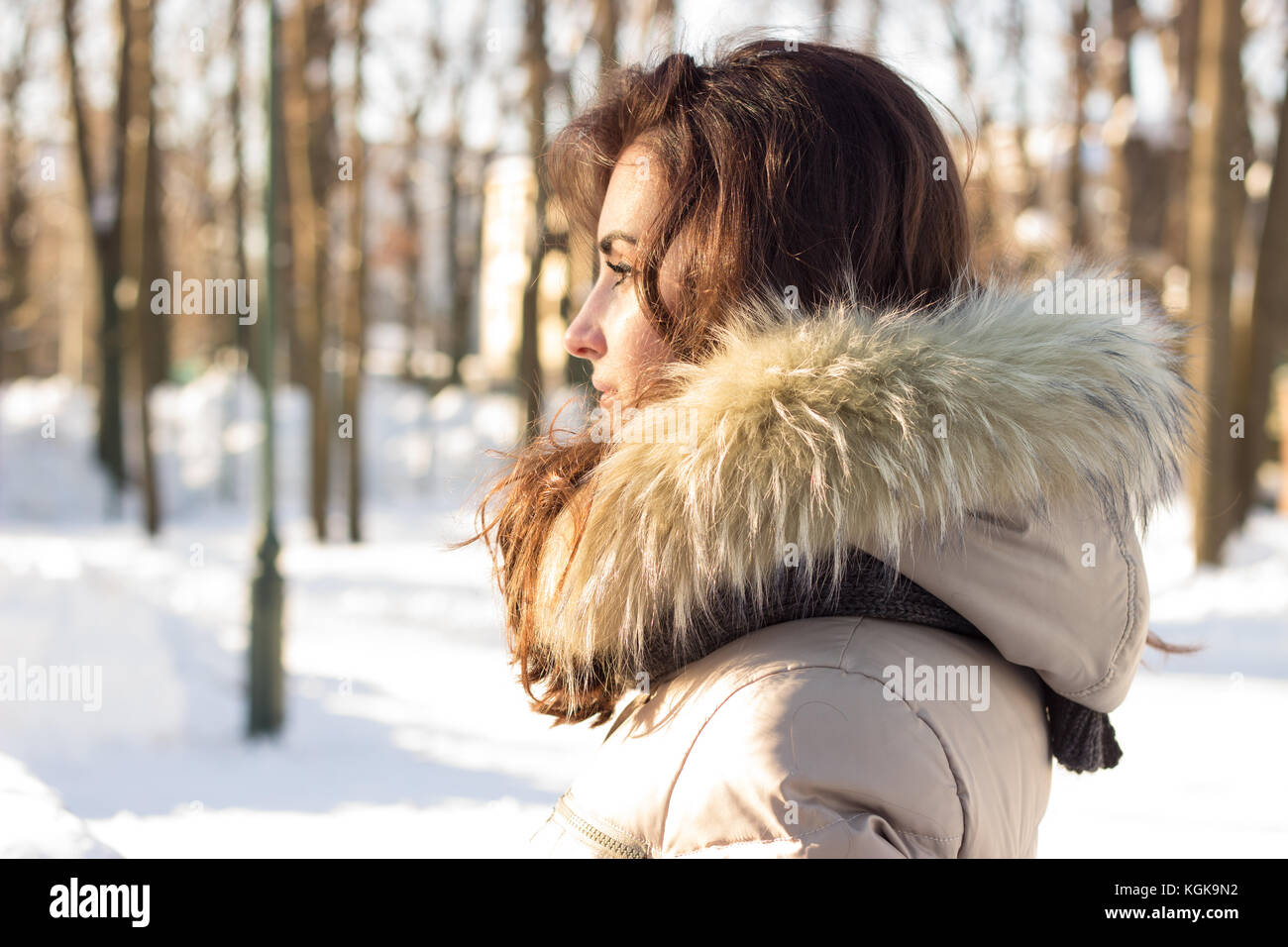 Jeune beauté femme dans winter park Banque D'Images