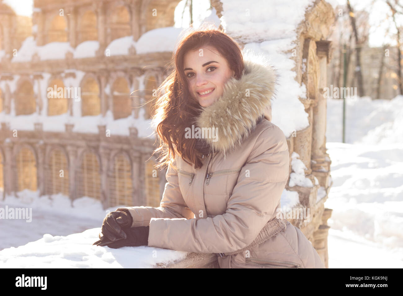 Jeune beauté femme dans winter park Banque D'Images
