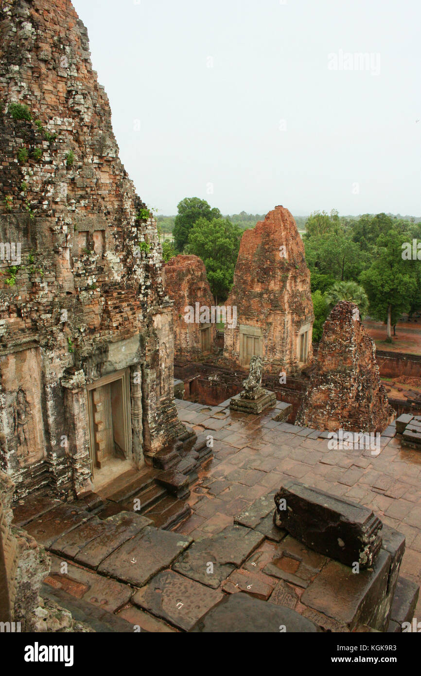 Brique sanctuaire tours du temple Pre Rup à Angkor, au Cambodge. La tour centrale sur la gauche. Banque D'Images