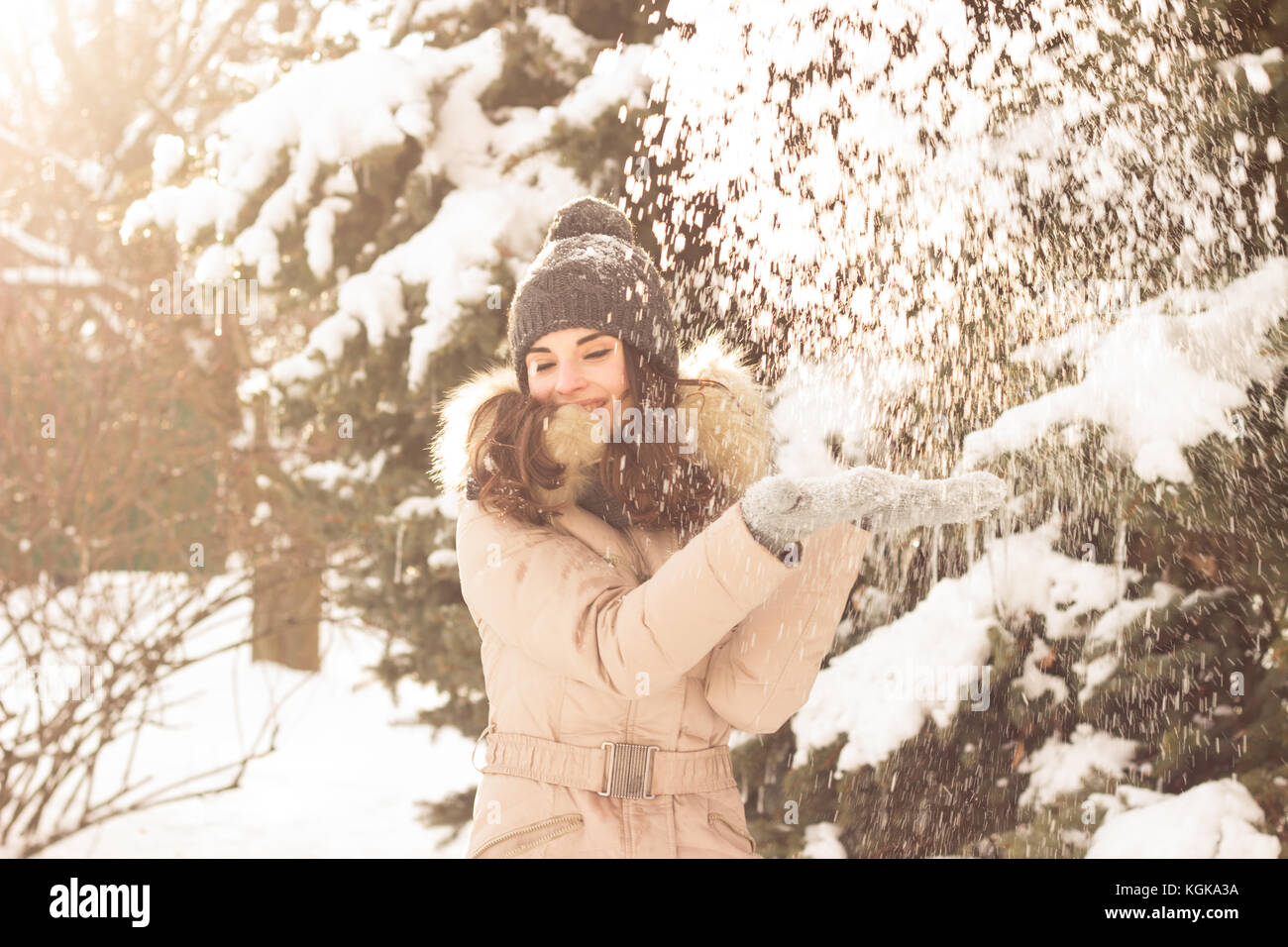 Jeune femme jouant avec de la neige Banque D'Images