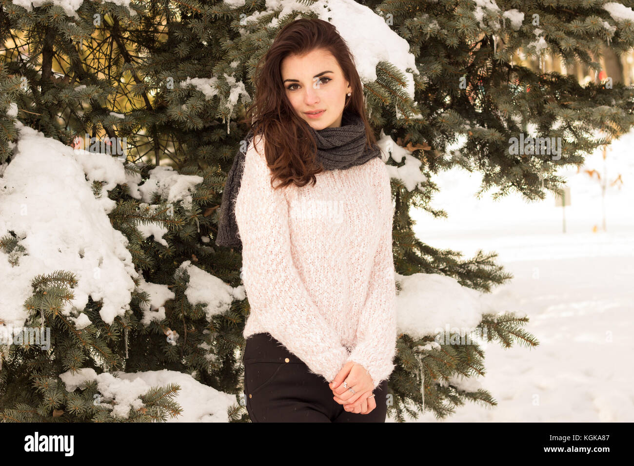 Jeune femme dans winter park Banque D'Images