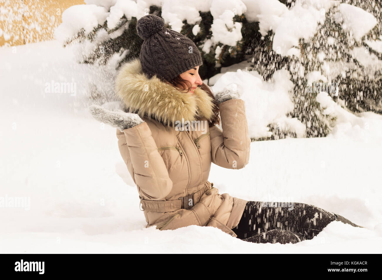 Jeune femme dans winter park Banque D'Images