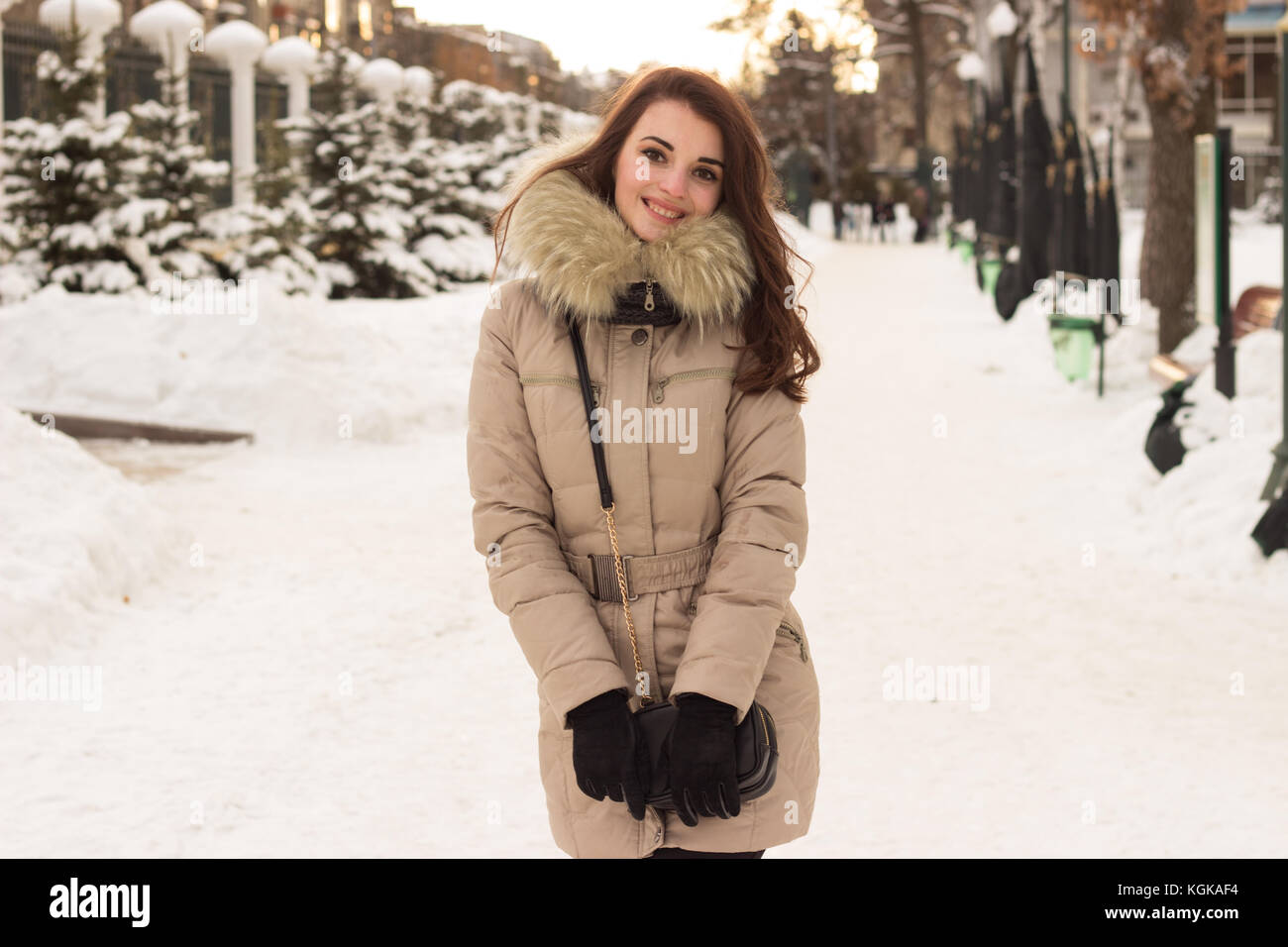 Jeune femme dans winter park Banque D'Images