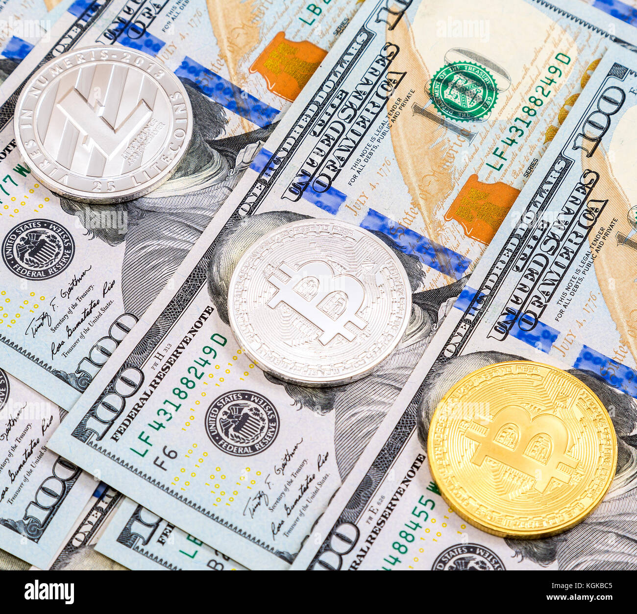 Des crédits d'cryptocurrency dessus des dollars américains close up concept commercial. Banque D'Images