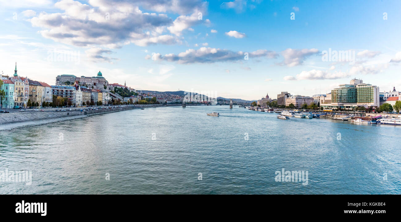 Vue panoramique sur la ville des deux côtés de Danube à Budapest, Hongrie. Grande ville de Buda et Pest côtés avec le Pont des Chaînes sur le Danube. Banque D'Images