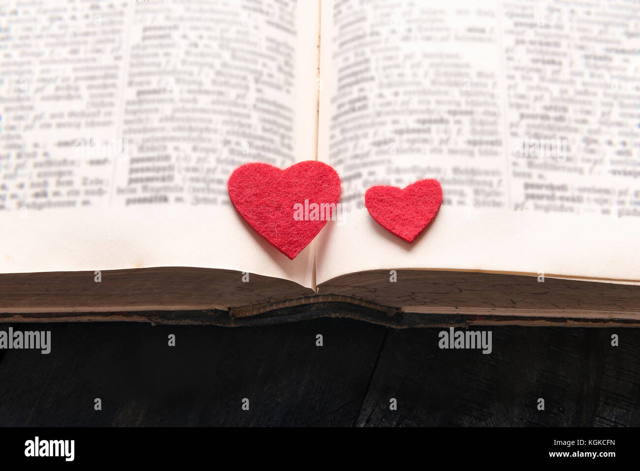 Close-up image avec deux coeurs rouges placés sur un vieux livre ouvert, sur une table en bois. un concept pour la lecture, l'apprentissage, l'éducation ou pour une histoire d'amour, Roma Banque D'Images