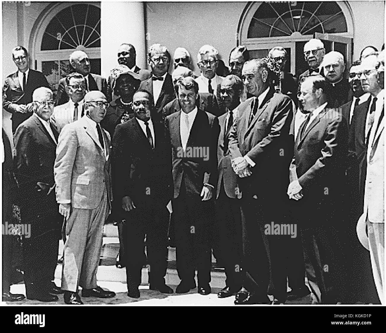 Photo d'une réunion à la Maison Blanche à Washington, DC avec les dirigeants des droits civils le 22 juin 1963. Rangée avant : Martin Luther King, Jr., procureur général Robert F. Kennedy, Roy Wilkins, Vice-président Lyndon Baines Johnson, Walter Reuther, P. Whitney M. Young, Philip Randolph. Deuxième rangée, deuxième à partir de la gauche : Rosa Gragg. Rangée du haut, troisième en partant de la gauche : James Farmer. Credit : National Park Service via CNP /MediaPunch Banque D'Images