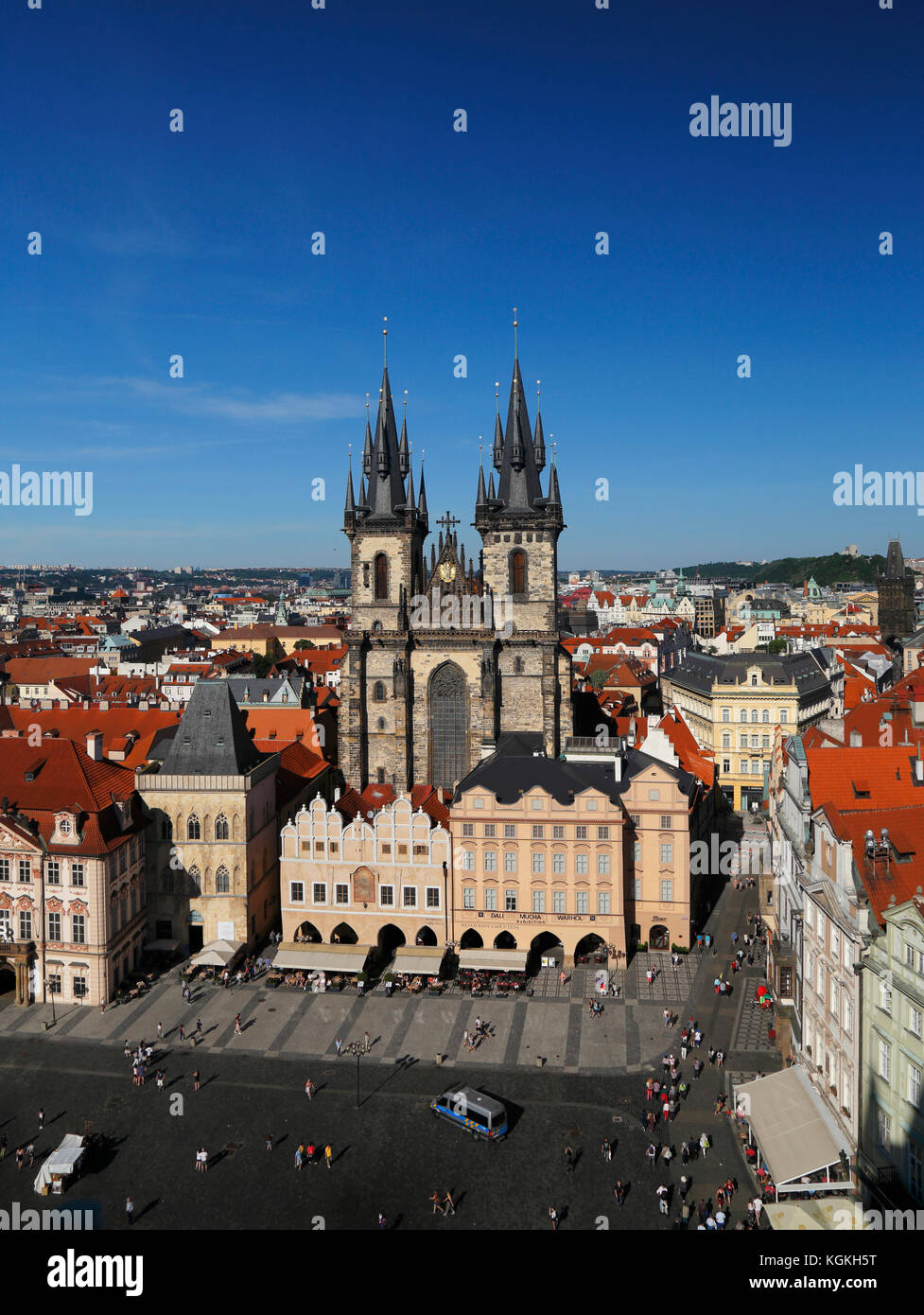 Vue depuis la tour du vieil hôtel de ville sur la place de la vieille ville avec l'église de Tyn, centre historique, Prague, République Tchèque Banque D'Images