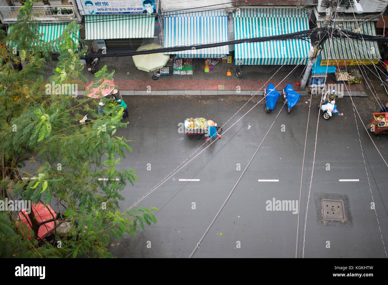 HANOI - Vietnam - 12 décembre 2016 - vue aérienne d'un vendeur avec un vietnamien typique chapeaux coniques et ses promenades à travers les rues de Barrow de Hanoi je Banque D'Images