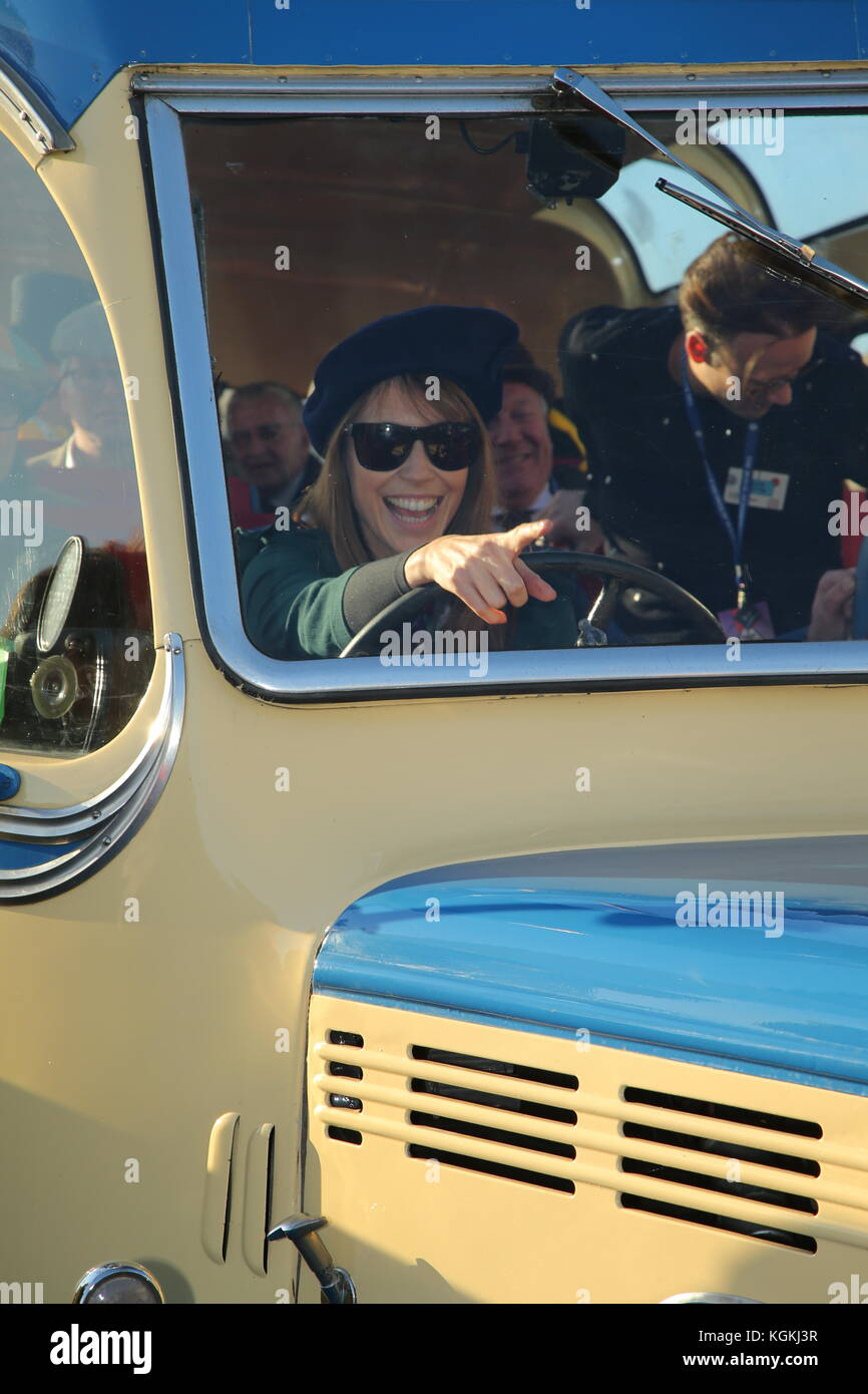 Alex Jones conduit le bus Children in Need à la course de voitures vétéran 2017 de Londres à Brighton Banque D'Images