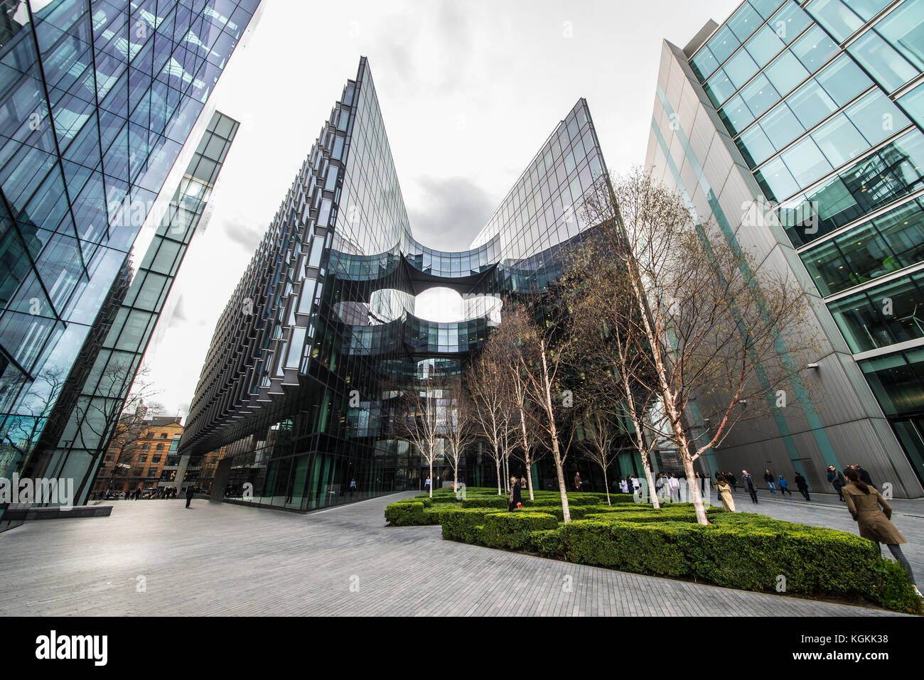 PricewaterhouseCoopers, pwc, bureau à plus de London Riverside, Londres, par une sombre journée nuageuse avec peu de gens Banque D'Images