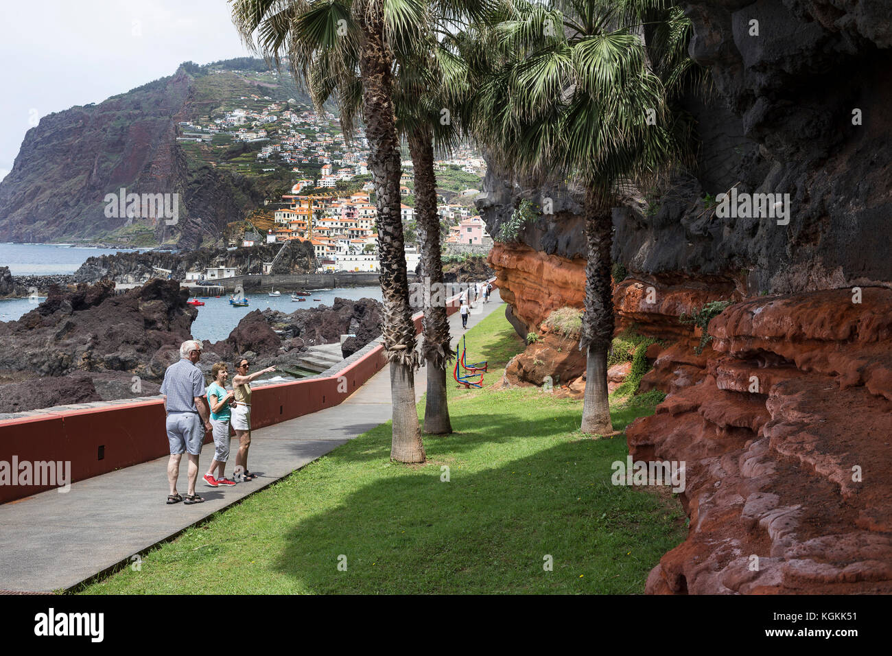 Les touristes sur un chemin près de Camara de Lobos, un village près de Funchal à Madère, où Winston Churchill utilisé pour visiter et peindre Banque D'Images