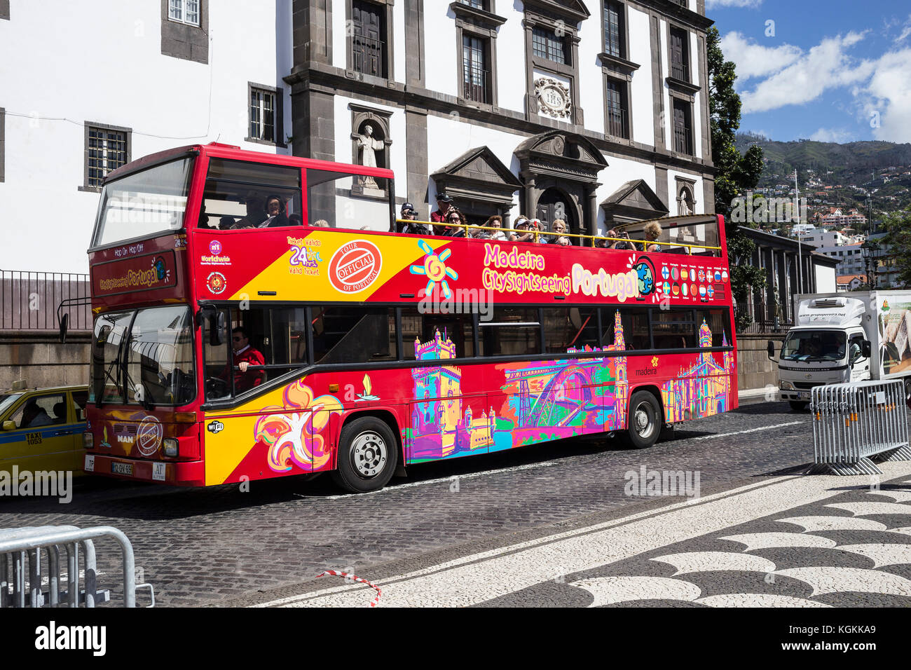 Red open top bus touristique en face de l'Église en Colegio Funchal, Madeira, Portugal Banque D'Images