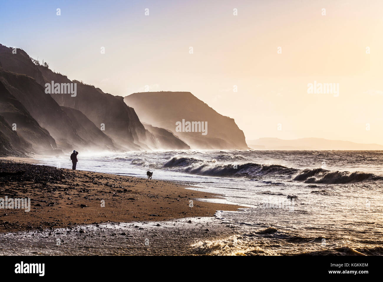 Lever du soleil sur la plage de Charmouth pour Golden à la Pac. Banque D'Images